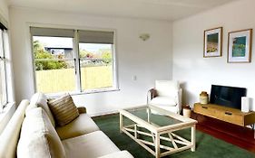 Serene Lake Taupo Abode